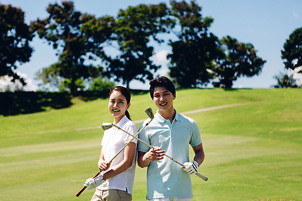 포토 JPG 주간 해외기획촬영 라이프스타일 커플 여자 남자 스포츠 커플라이프 골프 모션 골프장 필드 서기 미소 들기 사람 동양인 잔디 상반신 20대 성인 야외 두명 골프채 한국인 2015년태국 청년만 성인만 국내포토 자연요소 식물 스포츠시설 관계 골프용품 표정 인종 청년 생활 구기 파일형식