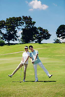 포토 JPG 주간 전신 해외기획촬영 라이프스타일 커플 여자 남자 스포츠 커플라이프 골프 모션 골프장 필드 서기 미소 들기 사람 동양인 잔디 20대 성인 야외 두명 앞모습 골프채 한국인 다리들기 2015년태국 청년만 성인만 국내포토 자연요소 식물 뷰포인트 스포츠시설 관계 골프용품 표정 인종 청년 생활 구기 파일형식