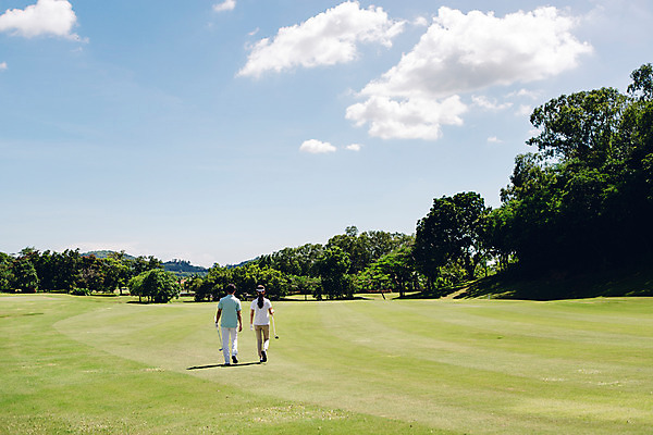 포토 JPG 주간 전신 나무 식물 구름 해외기획촬영 라이프스타일 커플 여자 남자 스포츠 커플라이프 골프 모션 골프장 필드 하늘 들기 사람 동양인 잔디 20대 성인 야외 두명 뒷모습 걷기 골프채 한국인 2015년태국 청년만 성인만 국내포토 자연요소 뷰포인트 스포츠시설 관계 골프용품 인종 청년 생활 구기 파일형식