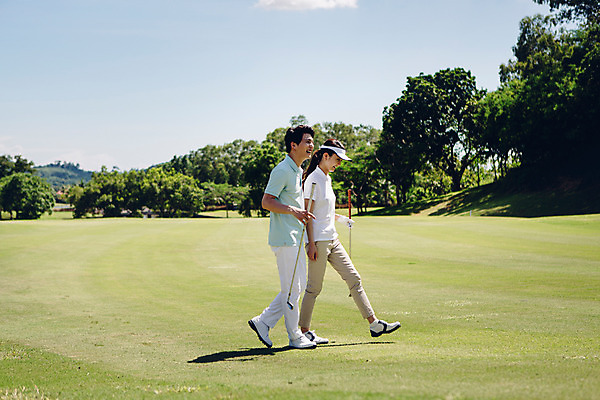 포토 JPG 주간 전신 해외기획촬영 라이프스타일 커플 여자 남자 스포츠 커플라이프 골프 모션 골프장 필드 들기 사람 동양인 잔디 20대 성인 야외 두명 옆모습 걷기 골프채 한국인 2015년태국 청년만 성인만 국내포토 자연요소 식물 뷰포인트 스포츠시설 관계 골프용품 인종 청년 생활 구기 파일형식