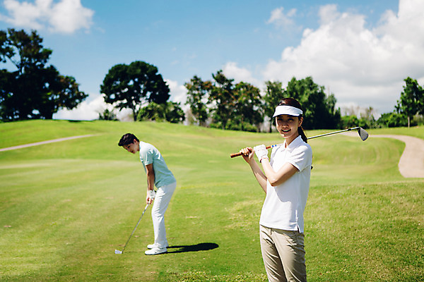포토 JPG 주간 전신 나무 식물 구름 해외기획촬영 라이프스타일 커플 여자 남자 스포츠 커플라이프 골프 모션 골프장 필드 서기 미소 들기 사람 동양인 잔디 상반신 20대 성인 야외 두명 앞모습 옆모습 골프채 한국인 연습 2015년태국 청년만 성인만 국내포토 자연요소 뷰포인트 스포츠시설 관계 골프용품 표정 인종 청년 생활 구기 파일형식