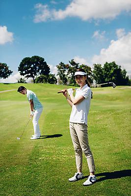 포토 JPG 주간 전신 나무 식물 구름 해외기획촬영 라이프스타일 커플 여자 남자 스포츠 커플라이프 골프 모션 골프장 필드 하늘 서기 미소 들기 사람 동양인 잔디 20대 성인 야외 두명 옆모습 골프채 한국인 연습 2015년태국 청년만 성인만 국내포토 자연요소 뷰포인트 스포츠시설 관계 골프용품 표정 인종 청년 생활 구기 파일형식