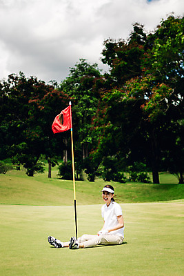 포토 JPG 주간 전신 나무 식물 해외기획촬영 우먼라이프 라이프스타일 여자 스포츠 골프 모션 골프장 필드 한명 미소 사람 앉기 동양인 잔디 20대 성인 야외 옆모습 한국인 깃발 2015년태국 여자만 여자한명만 성인여자만 청년만 청년여자만 성인한명만 청년여자한명만 성인여자한명만 성인만 국내포토 자연요소 1 뷰포인트 스포츠시설 표정 인종 청년 생활 구기 파일형식