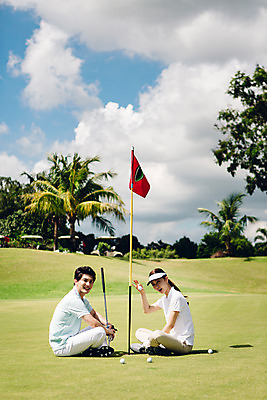 포토 JPG 주간 전신 구름 해외기획촬영 라이프스타일 커플 여자 남자 스포츠 커플라이프 골프 모션 필드 하늘 골프공 미소 들기 사람 앉기 동양인 잔디 20대 성인 야외 두명 옆모습 골프채 한국인 깃발 2015년태국 청년만 성인만 국내포토 자연요소 식물 뷰포인트 공 관계 골프용품 표정 인종 청년 생활 구기 파일형식