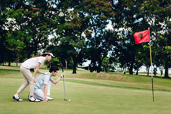 포토 JPG 주간 전신 해외기획촬영 라이프스타일 커플 응시 여자 남자 스포츠 커플라이프 골프 모션 골프장 필드 골프공 거리 서기 들기 사람 앉기 동양인 잔디 20대 성인 야외 두명 옆모습 골프채 한국인 깃발 틈 측정 2015년태국 청년만 성인만 국내포토 자연요소 식물 시선 뷰포인트 공 스포츠시설 관계 골프용품 인종 청년 생활 구기 파일형식