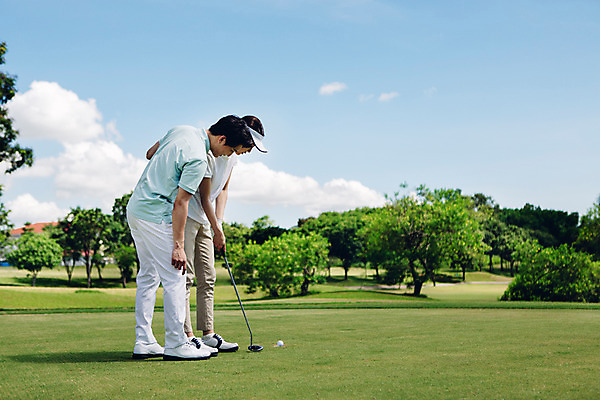포토 JPG 주간 전신 해외기획촬영 라이프스타일 커플 여자 남자 스포츠 커플라이프 골프 모션 골프장 필드 서기 들기 사람 동양인 잔디 20대 성인 야외 두명 옆모습 골프채 한국인 가르침 2015년태국 청년만 성인만 국내포토 자연요소 식물 교육 뷰포인트 스포츠시설 관계 골프용품 인종 청년 생활 구기 파일형식