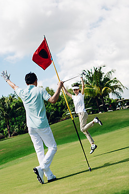 포토 JPG 주간 전신 해외기획촬영 라이프스타일 커플 여자 남자 스포츠 커플라이프 골프 모션 골프장 필드 서기 들기 사람 동양인 손짓 잔디 20대 성인 야외 두명 앞모습 뒷모습 점프 기쁨 골프채 한국인 깃발 가르침 2015년태국 청년만 성인만 국내포토 자연요소 식물 교육 감정 뷰포인트 스포츠시설 관계 골프용품 인종 청년 생활 구기 파일형식