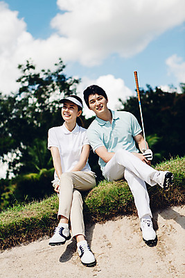 포토 JPG 주간 전신 구름 해외기획촬영 라이프스타일 커플 여자 남자 스포츠 커플라이프 골프 모션 골프장 필드 미소 들기 사람 앉기 동양인 잔디 20대 성인 야외 두명 앞모습 골프채 한국인 다리꼬기 언덕 2015년태국 청년만 성인만 국내포토 자연요소 식물 뷰포인트 스포츠시설 관계 골프용품 표정 인종 청년 생활 구기 파일형식