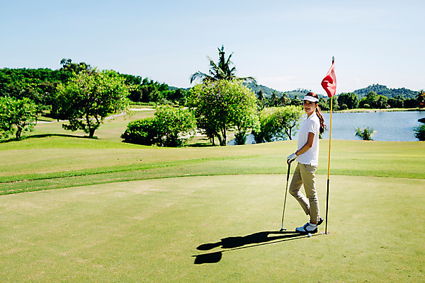 포토 JPG 주간 전신 해외기획촬영 우먼라이프 라이프스타일 여자 스포츠 골프 모션 골프장 필드 한명 서기 들기 사람 동양인 잔디 20대 성인 야외 옆모습 골프채 한국인 깃발 2015년태국 여자만 여자한명만 성인여자만 청년만 청년여자만 성인한명만 청년여자한명만 성인여자한명만 성인만 국내포토 자연요소 식물 1 뷰포인트 스포츠시설 골프용품 인종 청년 생활 구기 파일형식