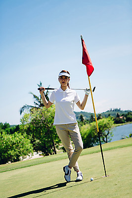 포토 JPG 주간 전신 해외기획촬영 우먼라이프 라이프스타일 여자 스포츠 골프 모션 골프장 필드 골프공 한명 서기 들기 사람 동양인 잔디 20대 성인 야외 앞모습 골프채 한국인 깃발 2015년태국 여자만 여자한명만 성인여자만 청년만 청년여자만 성인한명만 청년여자한명만 성인여자한명만 성인만 국내포토 자연요소 식물 1 뷰포인트 공 스포츠시설 골프용품 인종 청년 생활 구기 파일형식