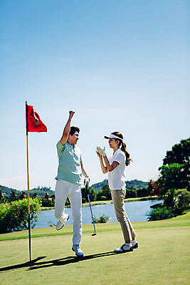 포토 JPG 주간 전신 해외기획촬영 라이프스타일 커플 여자 남자 스포츠 커플라이프 골프 모션 골프장 필드 서기 들기 사람 동양인 잔디 20대 성인 야외 두명 옆모습 만세 골프채 한국인 깃발 즐거움 2015년태국 청년만 성인만 국내포토 자연요소 식물 감정 뷰포인트 스포츠시설 관계 골프용품 인종 청년 생활 구기 파일형식