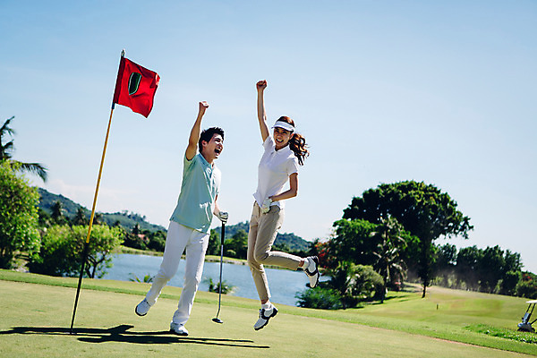 포토 JPG 주간 전신 해외기획촬영 라이프스타일 커플 여자 남자 스포츠 커플라이프 골프 모션 골프장 필드 미소 들기 사람 동양인 손짓 잔디 20대 성인 야외 두명 앞모습 점프 기쁨 골프채 한국인 깃발 2015년태국 청년만 성인만 국내포토 자연요소 식물 감정 뷰포인트 스포츠시설 관계 골프용품 표정 인종 청년 생활 구기 파일형식