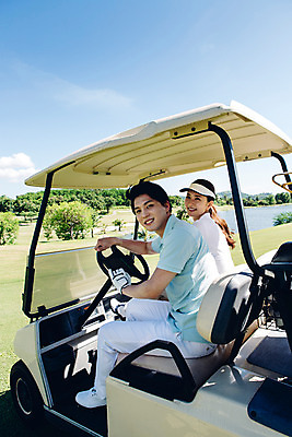 포토 JPG 주간 전신 해외기획촬영 라이프스타일 커플 여자 남자 스포츠 커플라이프 골프 모션 골프장 필드 미소 사람 앉기 동양인 잔디 20대 성인 야외 두명 옆모습 운전 한국인 골프카트 2015년태국 청년만 성인만 국내포토 자연요소 식물 뷰포인트 스포츠시설 관계 골프용품 표정 인종 청년 생활 구기 파일형식