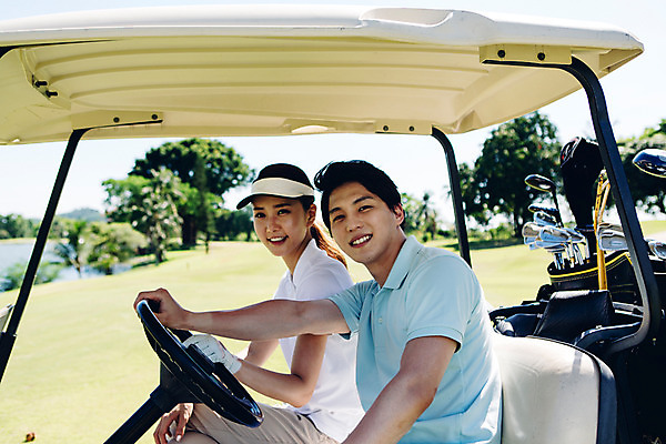 포토 JPG 주간 해외기획촬영 라이프스타일 커플 여자 남자 스포츠 커플라이프 골프 모션 골프장 필드 미소 사람 앉기 동양인 잔디 상반신 20대 성인 야외 두명 옆모습 운전 한국인 2015년태국 청년만 성인만 국내포토 자연요소 식물 뷰포인트 스포츠시설 관계 표정 인종 청년 생활 구기 파일형식