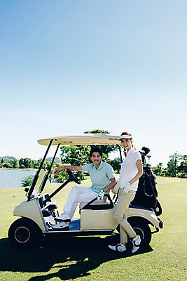 포토 JPG 주간 전신 해외기획촬영 라이프스타일 커플 여자 남자 스포츠 커플라이프 골프 모션 골프장 필드 서기 미소 사람 앉기 동양인 잔디 20대 성인 야외 두명 옆모습 한국인 골프카트 2015년태국 청년만 성인만 국내포토 자연요소 식물 뷰포인트 스포츠시설 관계 골프용품 표정 인종 청년 생활 구기 파일형식