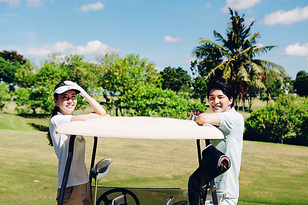 포토 JPG 주간 나무 식물 해외기획촬영 라이프스타일 커플 여자 남자 스포츠 커플라이프 골프 모션 골프장 필드 서기 미소 사람 동양인 잔디 상반신 20대 성인 야외 두명 옆모습 기댐 한국인 2015년태국 청년만 성인만 국내포토 자연요소 뷰포인트 스포츠시설 관계 표정 인종 청년 생활 구기 파일형식