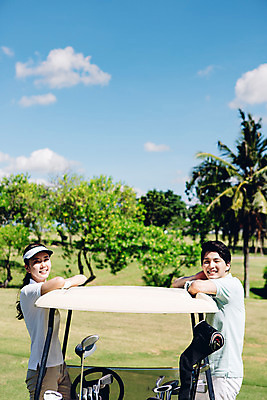 포토 JPG 주간 나무 식물 구름 해외기획촬영 라이프스타일 커플 여자 남자 스포츠 커플라이프 골프 모션 하늘 서기 미소 사람 동양인 상반신 20대 성인 야외 두명 옆모습 기댐 한국인 골프카트 2015년태국 청년만 성인만 국내포토 자연요소 뷰포인트 관계 골프용품 표정 인종 청년 생활 구기 파일형식
