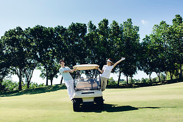 포토 JPG 주간 전신 나무 식물 구름 해외기획촬영 라이프스타일 커플 여자 남자 스포츠 커플라이프 골프 모션 골프장 필드 하늘 서기 사람 동양인 잔디 20대 성인 야외 두명 앞모습 한국인 골프카트 2015년태국 청년만 성인만 국내포토 자연요소 뷰포인트 스포츠시설 관계 골프용품 인종 청년 생활 구기 파일형식