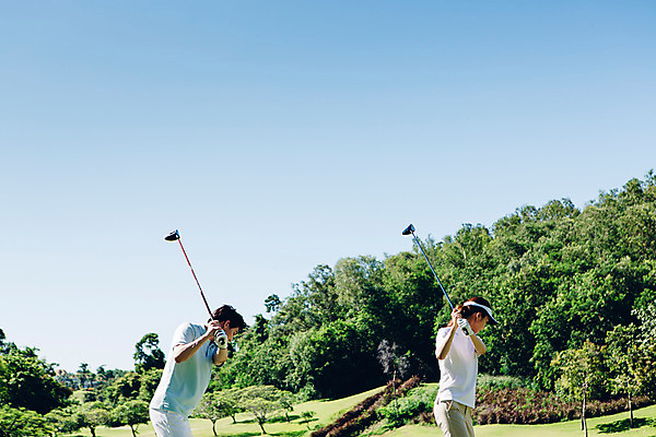 포토 JPG 주간 나무 식물 해외기획촬영 라이프스타일 커플 여자 남자 스포츠 커플라이프 골프 모션 골프장 필드 서기 들기 사람 동양인 잔디 상반신 20대 성인 야외 두명 옆모습 골프채 한국인 2015년태국 청년만 성인만 국내포토 자연요소 뷰포인트 스포츠시설 관계 골프용품 인종 청년 생활 구기 파일형식