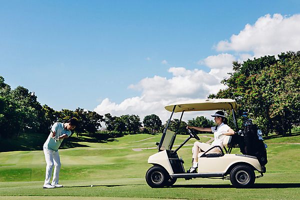 포토 JPG 주간 전신 해외기획촬영 라이프스타일 커플 응시 여자 남자 스포츠 커플라이프 골프 모션 골프장 필드 골프공 서기 들기 사람 앉기 동양인 잔디 20대 성인 야외 두명 옆모습 골프채 한국인 골프카트 2015년태국 청년만 성인만 국내포토 자연요소 식물 시선 뷰포인트 공 스포츠시설 관계 골프용품 인종 청년 생활 구기 파일형식
