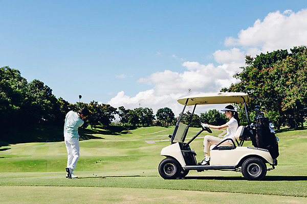 포토 JPG 주간 전신 식물 해외기획촬영 라이프스타일 커플 여자 남자 스포츠 커플라이프 골프 모션 골프장 필드 서기 들기 사람 앉기 동양인 잔디 20대 성인 야외 두명 옆모습 골프채 한국인 골프카트 2015년태국 청년만 성인만 국내포토 자연요소 뷰포인트 스포츠시설 관계 골프용품 인종 청년 생활 구기 파일형식