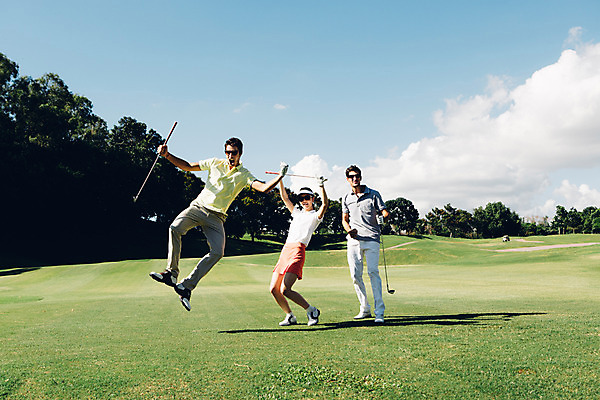 포토 JPG 주간 전신 서양인 외국인 나무 식물 백인 해외기획촬영 여자 남자 스포츠 골프 장난 모션 골프장 필드 미소 들기 사람 동양인 잔디 20대 성인 야외 앞모습 세명 선글라스 점프 골프채 한국인 2015년태국 청년만 성인만 국내포토 자연요소 안경 뷰포인트 스포츠시설 골프용품 표정 인종 청년 구기 파일형식