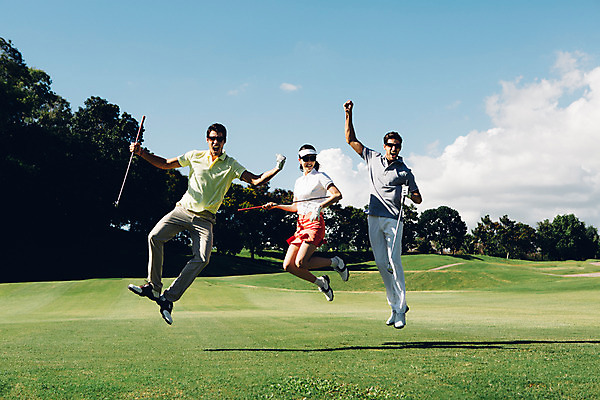 포토 JPG 주간 전신 서양인 외국인 백인 구름 해외기획촬영 여자 남자 스포츠 골프 장난 모션 골프장 필드 하늘 들기 사람 동양인 잔디 20대 성인 야외 세명 선글라스 점프 골프채 한국인 2015년태국 청년만 성인만 국내포토 자연요소 식물 안경 스포츠시설 골프용품 인종 청년 구기 파일형식