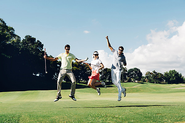 포토 JPG 주간 전신 서양인 외국인 백인 해외기획촬영 여자 남자 스포츠 골프 장난 모션 골프장 필드 들기 사람 동양인 잔디 20대 성인 야외 앞모습 세명 선글라스 점프 골프채 한국인 2015년태국 청년만 성인만 국내포토 자연요소 식물 안경 뷰포인트 스포츠시설 골프용품 인종 청년 구기 파일형식