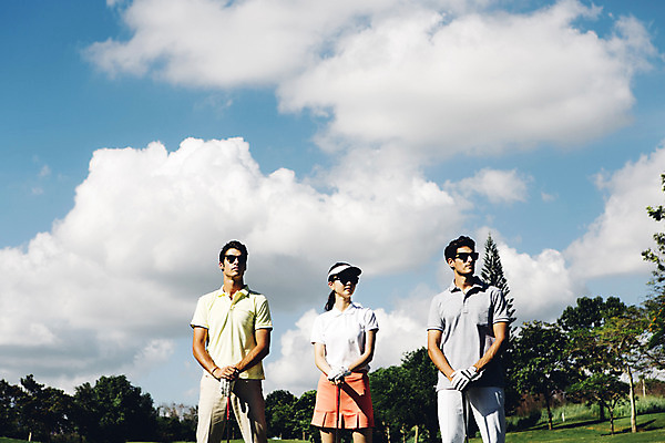 포토 JPG 주간 서양인 외국인 백인 구름 해외기획촬영 응시 여자 남자 스포츠 골프 모션 골프장 필드 하늘 서기 들기 사람 동양인 잔디 상반신 20대 성인 야외 앞모습 세명 선글라스 골프채 한국인 2015년태국 청년만 성인만 국내포토 자연요소 식물 시선 안경 뷰포인트 스포츠시설 골프용품 인종 청년 구기 파일형식