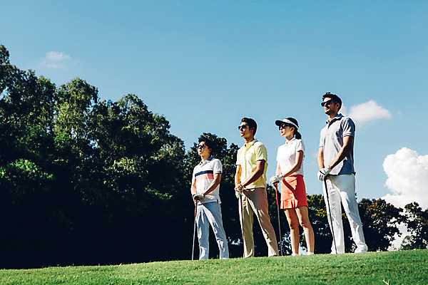 포토 JPG 주간 전신 서양인 외국인 나무 식물 백인 구름 해외기획촬영 응시 여자 남자 스포츠 골프 모션 골프장 필드 하늘 서기 들기 사람 동양인 잔디 여러명 20대 성인 야외 선글라스 골프채 한국인 2015년태국 청년만 성인만 국내포토 자연요소 시선 안경 다수 스포츠시설 골프용품 인종 청년 구기 파일형식