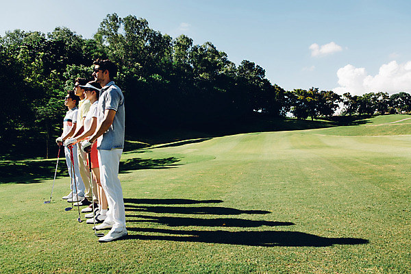 포토 JPG 주간 서양인 외국인 나무 식물 백인 구름 해외기획촬영 응시 여자 남자 스포츠 골프 모션 골프장 필드 하늘 그림자 서기 들기 사람 동양인 잔디 여러명 20대 성인 야외 옆모습 선글라스 골프채 한국인 2015년태국 청년만 성인만 국내포토 자연요소 시선 안경 뷰포인트 다수 스포츠시설 골프용품 인종 청년 구기 파일형식