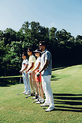 포토 JPG 주간 전신 서양인 외국인 나무 식물 백인 구름 해외기획촬영 응시 여자 남자 스포츠 골프 모션 골프장 필드 하늘 그림자 서기 들기 사람 동양인 잔디 여러명 20대 성인 야외 옆모습 선글라스 골프채 한국인 2015년태국 청년만 성인만 국내포토 자연요소 시선 안경 뷰포인트 다수 스포츠시설 골프용품 인종 청년 구기 파일형식