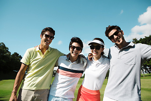 포토 JPG 주간 서양인 외국인 식물 백인 해외기획촬영 여자 남자 스포츠 골프 모션 골프장 필드 어깨동무 서기 미소 사람 동양인 잔디 여러명 상반신 20대 성인 야외 앞모습 선글라스 한국인 2015년태국 청년만 성인만 국내포토 자연요소 안경 뷰포인트 포즈 다수 스포츠시설 표정 인종 청년 구기 파일형식