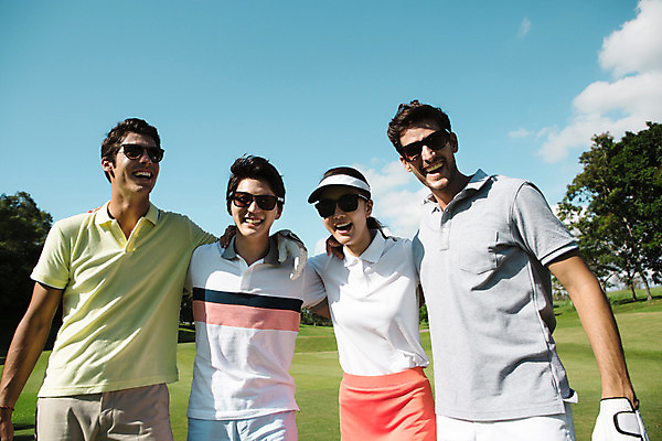 포토 JPG 주간 서양인 외국인 식물 백인 해외기획촬영 여자 남자 스포츠 골프 모션 골프장 필드 어깨동무 서기 미소 사람 동양인 잔디 여러명 상반신 20대 성인 야외 앞모습 선글라스 한국인 2015년태국 청년만 성인만 국내포토 자연요소 안경 뷰포인트 포즈 다수 스포츠시설 표정 인종 청년 구기 파일형식