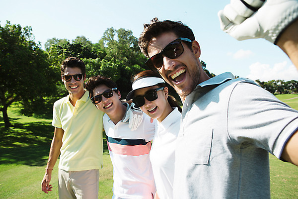 포토 JPG 주간 서양인 외국인 식물 백인 해외기획촬영 여자 남자 스포츠 골프 모션 골프장 필드 어깨동무 서기 미소 사람 동양인 잔디 여러명 상반신 20대 성인 야외 옆모습 선글라스 한국인 2015년태국 청년만 성인만 국내포토 자연요소 안경 뷰포인트 포즈 다수 스포츠시설 표정 인종 청년 구기 파일형식