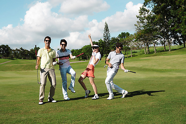 포토 JPG 주간 전신 서양인 외국인 백인 구름 해외기획촬영 여자 남자 스포츠 연주 골프 장난 모션 골프장 필드 서기 미소 들기 사람 동양인 잔디 여러명 20대 성인 야외 앞모습 선글라스 골프채 한국인 2015년태국 청년만 성인만 국내포토 자연요소 식물 안경 음악 뷰포인트 다수 스포츠시설 골프용품 표정 인종 청년 구기 파일형식