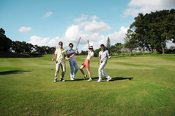 포토 JPG 주간 전신 서양인 외국인 백인 구름 해외기획촬영 여자 남자 스포츠 연주 골프 장난 모션 골프장 필드 서기 들기 사람 동양인 손짓 잔디 여러명 20대 성인 야외 앞모습 선글라스 골프채 한국인 2015년태국 청년만 성인만 국내포토 자연요소 식물 안경 음악 뷰포인트 다수 스포츠시설 골프용품 인종 청년 구기 파일형식