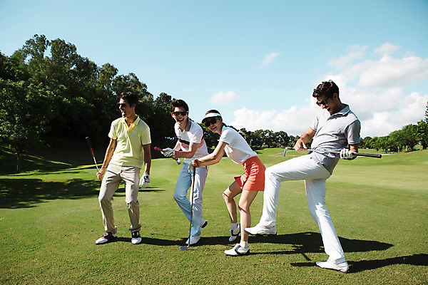 포토 JPG 주간 전신 서양인 외국인 백인 해외기획촬영 응시 여자 남자 스포츠 연주 골프 장난 모션 골프장 필드 서기 미소 들기 사람 동양인 잔디 여러명 20대 성인 야외 앞모습 선글라스 골프채 한국인 다리들기 2015년태국 청년만 성인만 국내포토 자연요소 식물 시선 안경 음악 뷰포인트 다수 스포츠시설 골프용품 표정 인종 청년 구기 파일형식