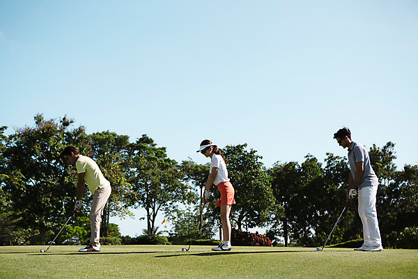 포토 JPG 주간 전신 서양인 외국인 나무 식물 백인 해외기획촬영 여자 남자 스포츠 골프 모션 골프장 필드 골프공 서기 들기 사람 동양인 잔디 20대 성인 야외 옆모습 세명 골프채 한국인 연습 2015년태국 청년만 성인만 국내포토 자연요소 뷰포인트 공 스포츠시설 골프용품 인종 청년 구기 파일형식