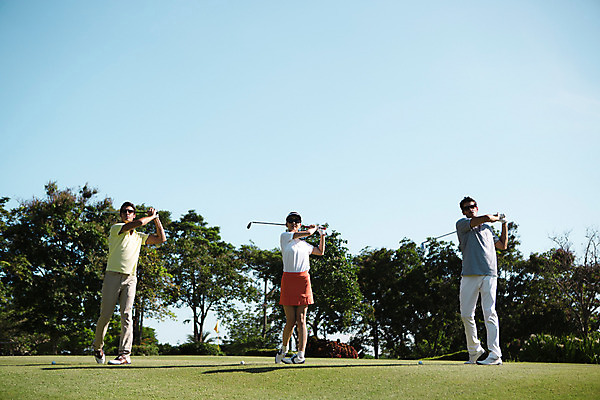 포토 JPG 주간 전신 서양인 외국인 백인 해외기획촬영 응시 여자 남자 스포츠 골프 모션 골프장 필드 서기 들기 사람 동양인 잔디 20대 성인 야외 앞모습 세명 선글라스 골프채 한국인 연습 2015년태국 청년만 성인만 국내포토 자연요소 식물 시선 안경 뷰포인트 스포츠시설 골프용품 인종 청년 구기 파일형식