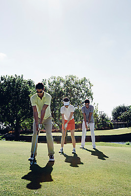 포토 JPG 주간 전신 서양인 외국인 백인 해외기획촬영 여자 남자 스포츠 골프 모션 골프장 필드 서기 들기 사람 동양인 잔디 20대 성인 야외 앞모습 세명 선글라스 골프채 한국인 연습 2015년태국 청년만 성인만 국내포토 자연요소 식물 안경 뷰포인트 스포츠시설 골프용품 인종 청년 구기 파일형식