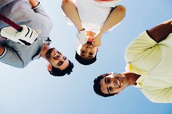 포토 JPG 주간 서양인 외국인 백인 해외기획촬영 응시 여자 남자 스포츠 로우앵글 골프 모션 하늘 서기 미소 사람 동양인 손짓 상반신 20대 성인 야외 앞모습 세명 놀람 한국인 2015년태국 청년만 성인만 내려보기 국내포토 자연요소 시선 감정 뷰포인트 표정 인종 청년 구기 파일형식