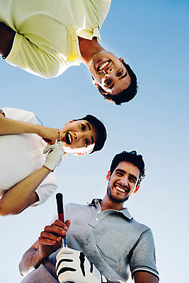 포토 JPG 주간 서양인 외국인 백인 해외기획촬영 여자 남자 스포츠 로우앵글 골프 모션 골프장 하늘 서기 미소 들기 사람 동양인 상반신 20대 성인 야외 앞모습 세명 골프채 한국인 2015년태국 청년만 성인만 내려보기 국내포토 자연요소 뷰포인트 스포츠시설 골프용품 표정 인종 청년 구기 파일형식