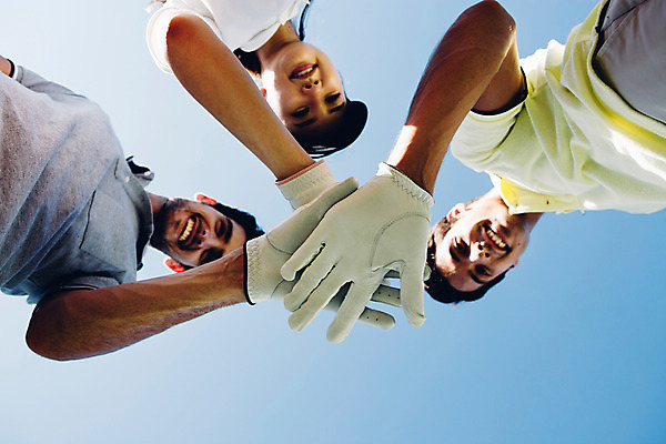 포토 JPG 주간 서양인 외국인 백인 해외기획촬영 여자 남자 스포츠 로우앵글 골프 모션 골프장 하늘 서기 미소 사람 동양인 손짓 상반신 20대 성인 야외 앞모습 세명 파이팅 한국인 2015년태국 청년만 성인만 내려보기 국내포토 자연요소 뷰포인트 스포츠시설 표정 인종 청년 구기 파일형식