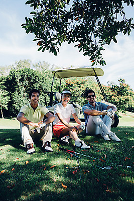 포토 JPG 주간 전신 서양인 외국인 나무 식물 백인 해외기획촬영 여자 남자 스포츠 골프 모션 골프장 필드 휴식 미소 사람 앉기 동양인 잔디 20대 성인 야외 앞모습 세명 선글라스 골프채 한국인 그늘 골프카트 2015년태국 청년만 성인만 국내포토 자연요소 안경 뷰포인트 컨셉 스포츠시설 골프용품 표정 인종 청년 구기 파일형식