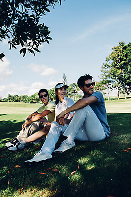 포토 JPG 주간 전신 서양인 외국인 백인 해외기획촬영 응시 여자 남자 스포츠 골프 모션 골프장 필드 휴식 미소 사람 앉기 동양인 잔디 20대 성인 야외 옆모습 세명 선글라스 한국인 그늘 2015년태국 청년만 성인만 국내포토 자연요소 식물 시선 안경 뷰포인트 컨셉 스포츠시설 표정 인종 청년 구기 파일형식