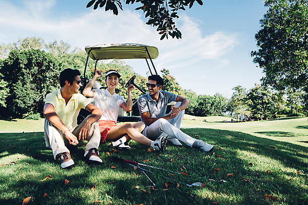 포토 JPG 주간 전신 서양인 외국인 나무 식물 백인 해외기획촬영 여자 남자 스포츠 골프 모션 골프장 필드 휴식 미소 사람 앉기 동양인 잔디 20대 성인 야외 앞모습 세명 선글라스 한국인 그늘 골프카트 2015년태국 청년만 성인만 국내포토 자연요소 안경 뷰포인트 컨셉 스포츠시설 골프용품 표정 인종 청년 구기 파일형식