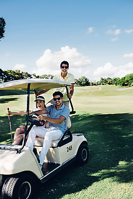 포토 JPG 주간 전신 서양인 외국인 백인 해외기획촬영 여자 남자 스포츠 골프 모션 골프장 필드 서기 미소 사람 앉기 동양인 잔디 20대 성인 야외 앞모습 세명 선글라스 한국인 골프카트 2015년태국 청년만 성인만 국내포토 자연요소 식물 안경 뷰포인트 스포츠시설 골프용품 표정 인종 청년 구기 파일형식