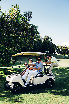 포토 JPG 주간 전신 서양인 외국인 나무 식물 백인 해외기획촬영 여자 남자 스포츠 골프 모션 골프장 필드 미소 사람 앉기 동양인 잔디 20대 성인 야외 옆모습 세명 한국인 골프카트 2015년태국 청년만 성인만 국내포토 자연요소 뷰포인트 스포츠시설 골프용품 표정 인종 청년 구기 파일형식