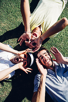 포토 JPG 주간 서양인 외국인 백인 해외기획촬영 여자 남자 스포츠 골프 장난 모션 골프장 필드 미소 사람 동양인 손짓 잔디 상반신 20대 성인 야외 앞모습 세명 눕기 한국인 2015년태국 청년만 성인만 국내포토 자연요소 식물 뷰포인트 스포츠시설 표정 인종 청년 구기 파일형식